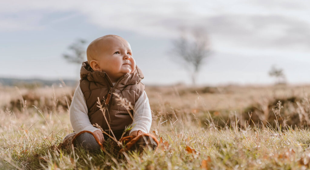 Børnefotograf Aalborg – udendørs babyfoto i naturen med varmt lys og autentiske udtryk – JOEhansenFOTO
